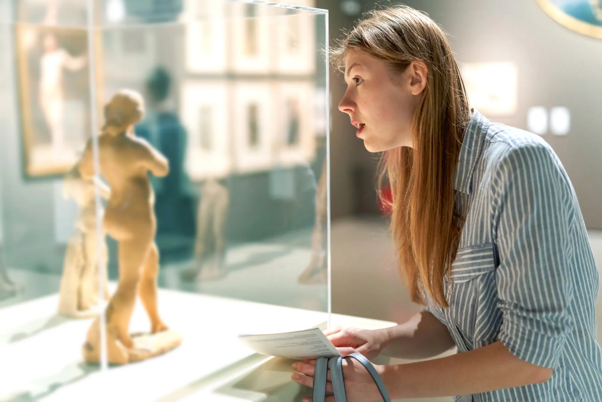 Visita in un museo, davanti a una scultura