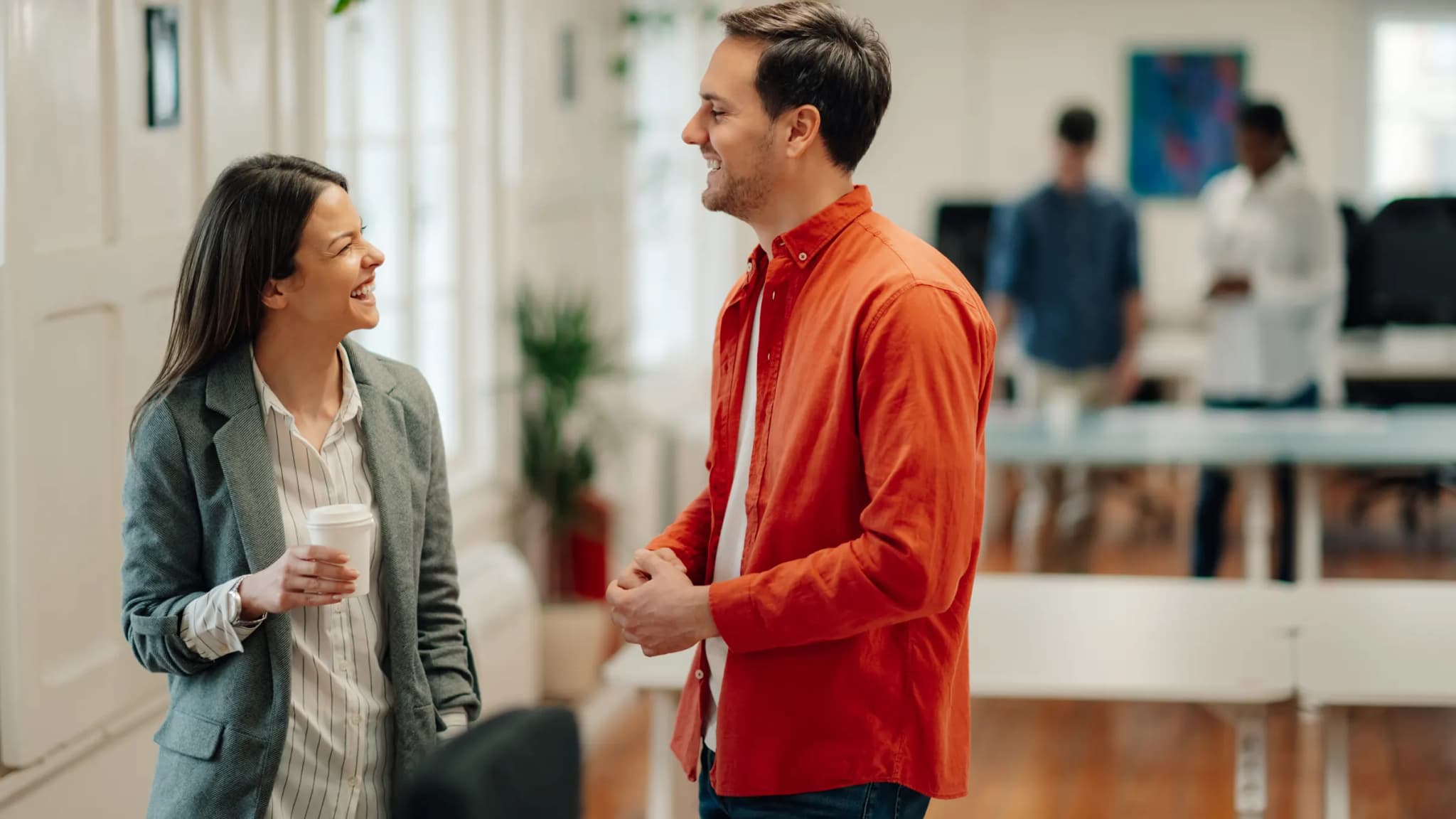 Due professionisti in un dialogo di lavoro in un ufficio luminoso