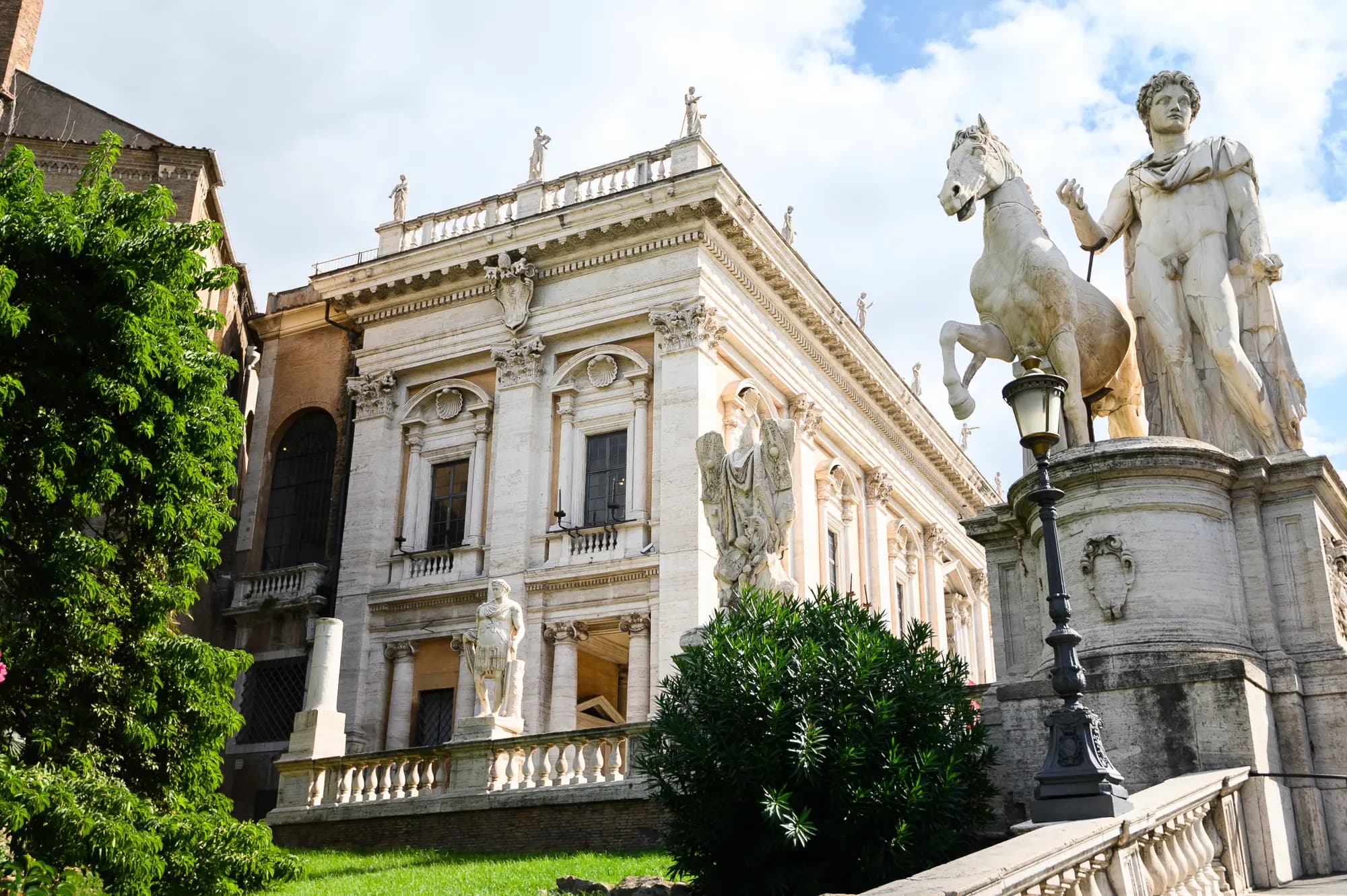 Il Campidoglio a Roma, con le sculture equestri e la facciata del palazzo