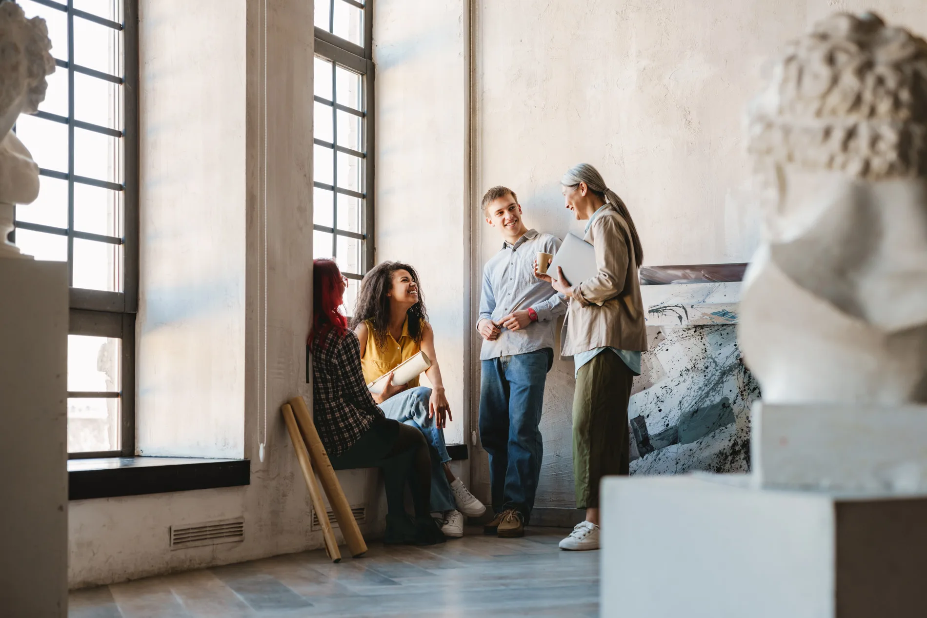 Laboratorio di Arte & Coaching: gruppo in un ambiente museale tra sculture e luce naturale